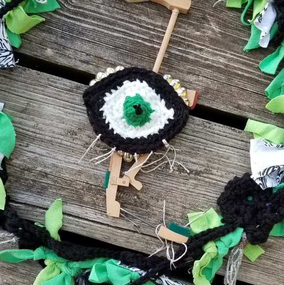 Wreath Eye Assemblage Oddities Wall Art Upcycled - Picture 3 of 7